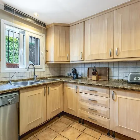 بيت للعطل Modern Near The كوشاداسيه